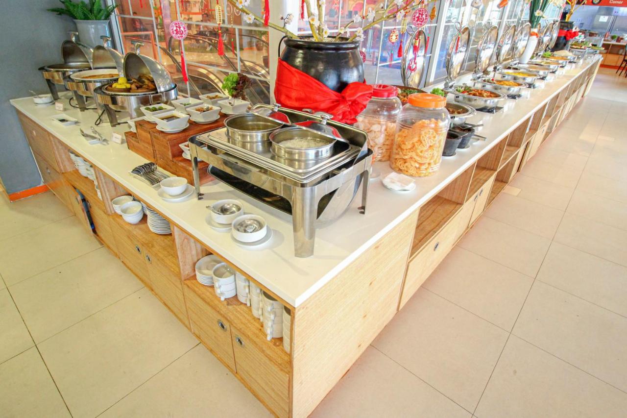 Harris Hotel Pontianak Kültér fotó