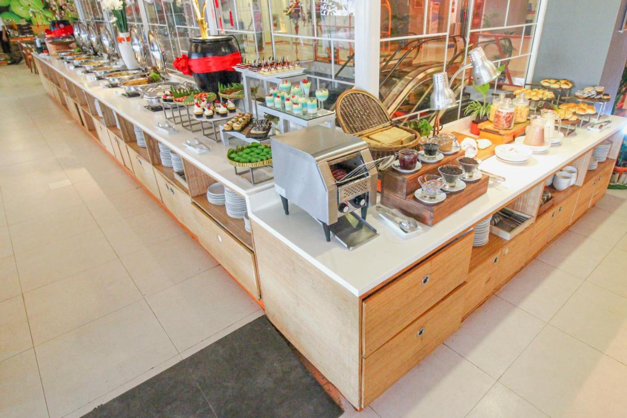Harris Hotel Pontianak Kültér fotó